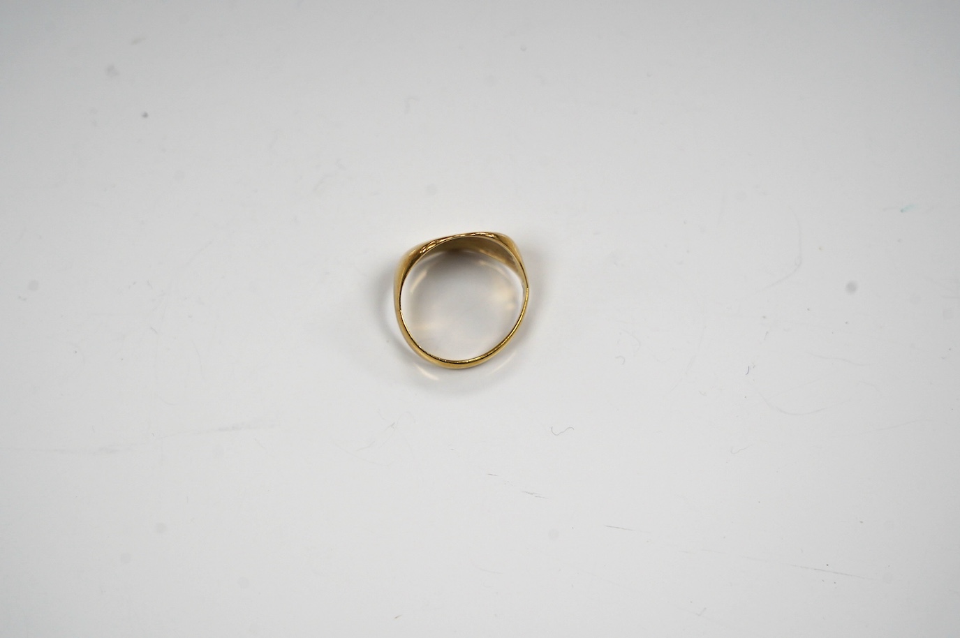 An early 20th century 18ct signet ring, size G, 4.6 grams. Condition - poor to fair